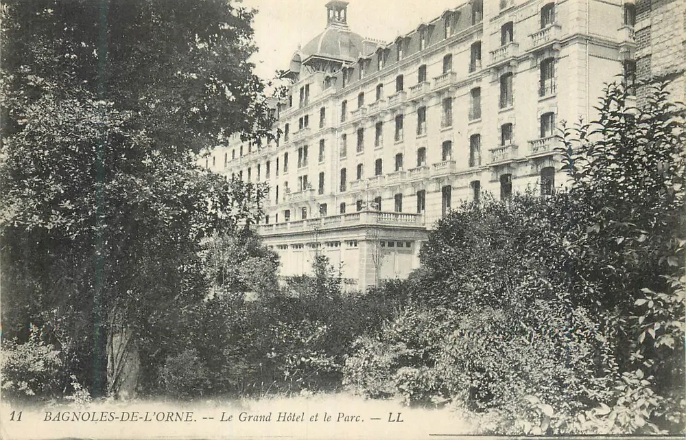 Bagnoles-de-l'Orne — Le Grand Hôtel et le Parc — LL - Recto