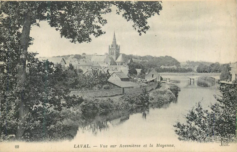 Laval — Vue sur Avesnières et la Mayenne — JPD Phot. - Recto