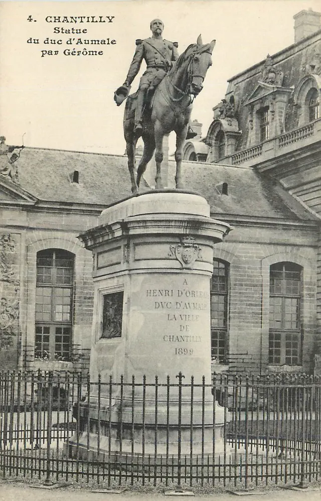Chantilly — Estátua do duque d'Aumale por Gérôme — Héliot A. Bourdier Versailles - Frente