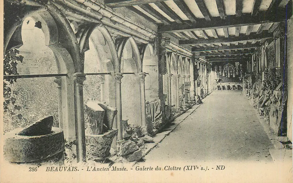Beauvais - O Velho Museu - Galeria do Claustro (século XIV) - Frente