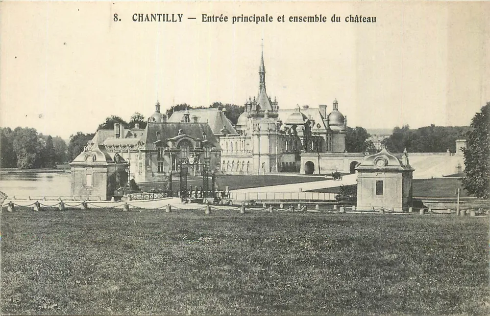 Chantilly — Entrada principal y conjunto del castillo — Héliotypie A. Bourdier, Versailles - Anverso