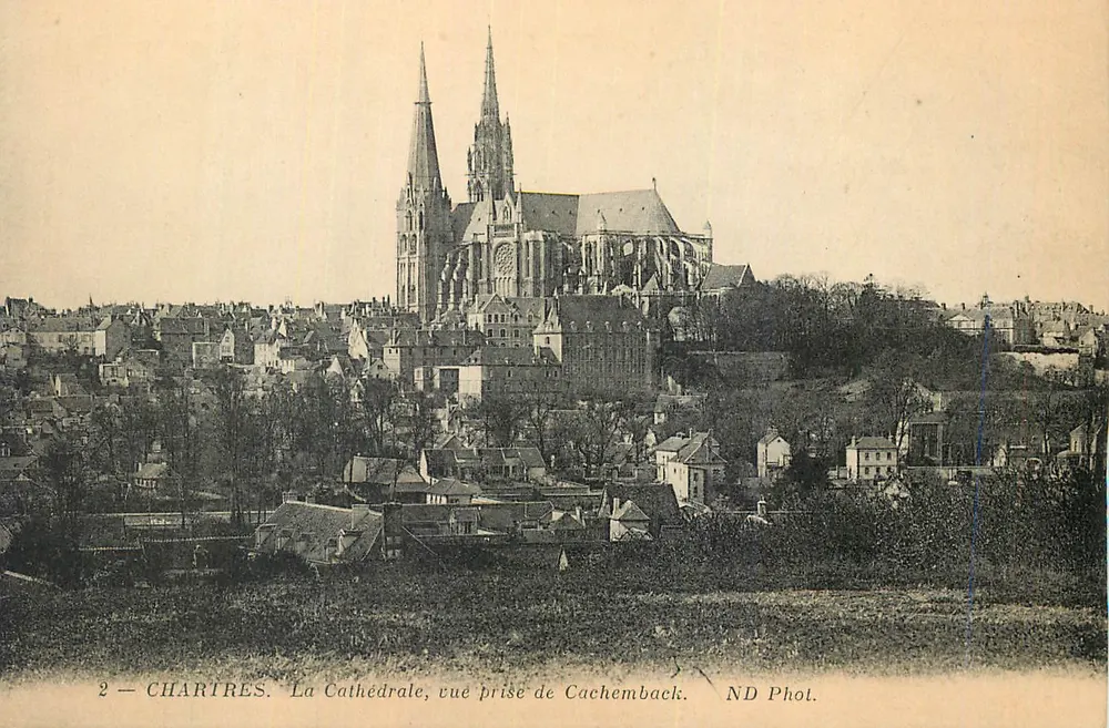 Chartres — A Catedral, vista tirada de Cachemback — ND Phot. - Frente