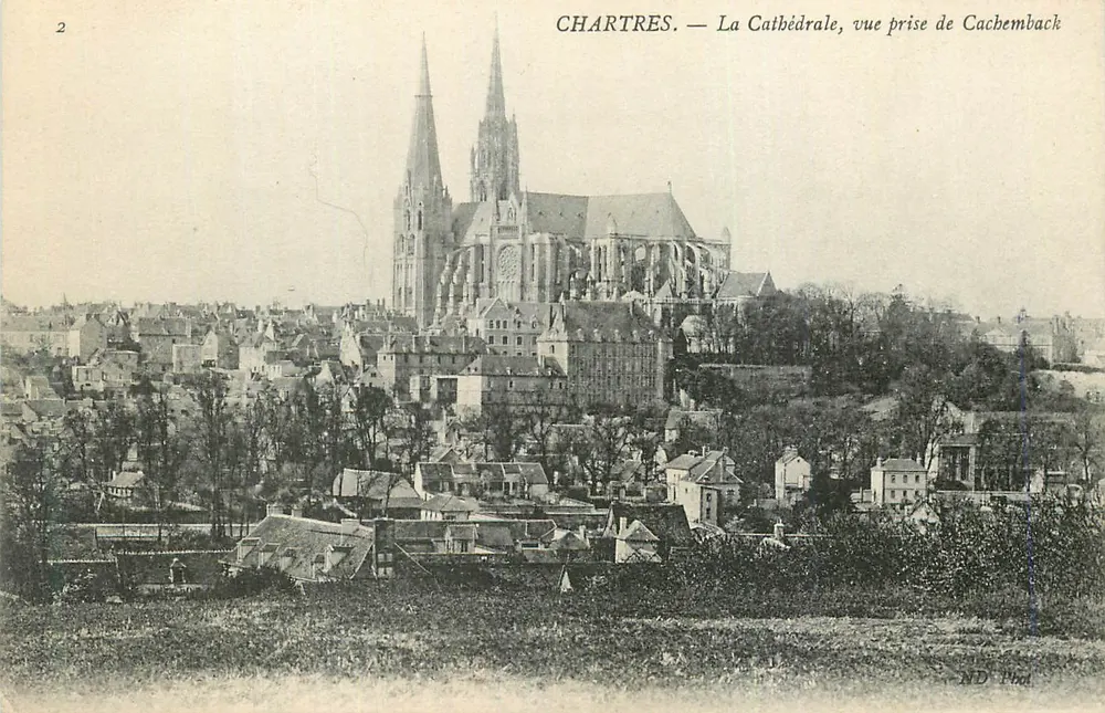 Chartres — La Cattedrale, vista scattata da Cachemback — ND Phot - Recto