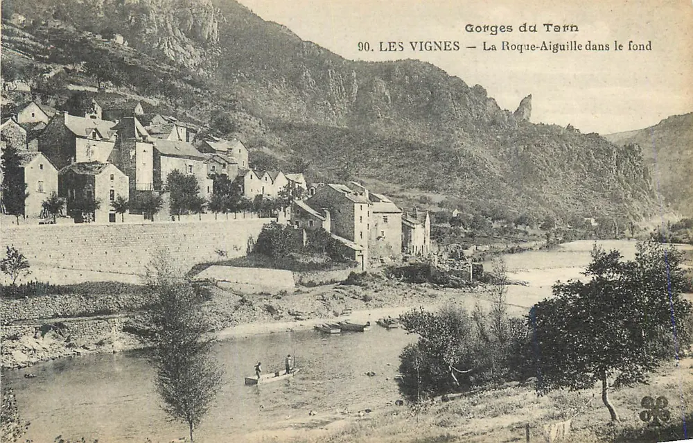 Die Weinberge — La Roque-Aiguille im Hintergrund — Gorges du Tarn - Vorderseite