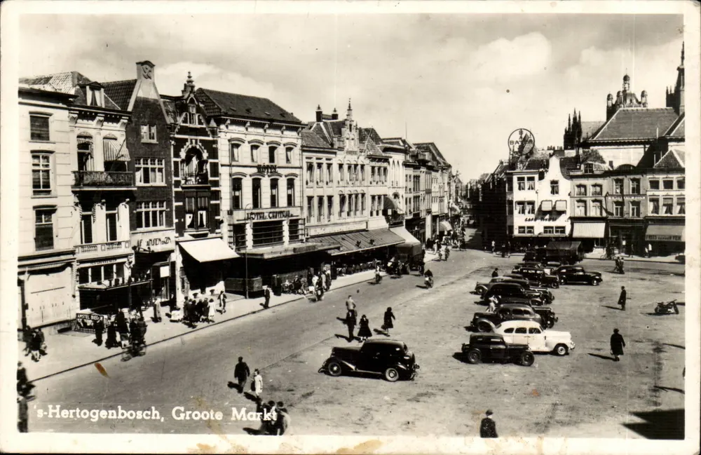 s'Hertogenbosch, Groote Markt — vista de la plaza con el Hotel Central y coches de la época — editor J. C. W. Agtmael - Anverso