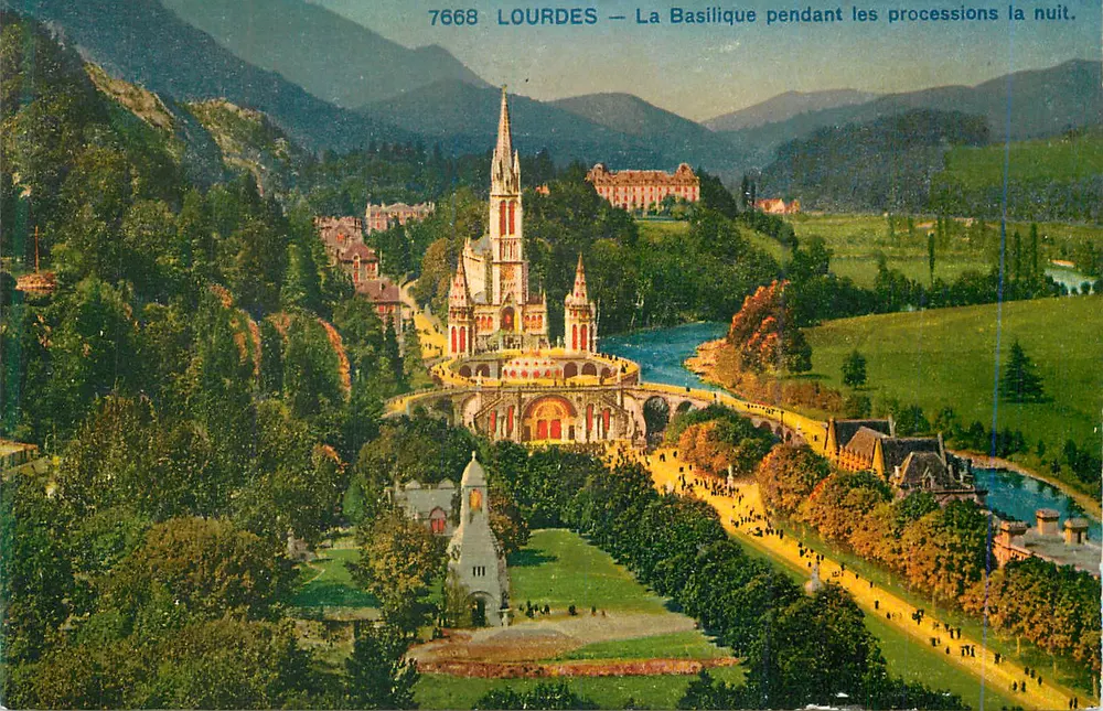 Lourdes — La Basilique pendant les processions la nuit. - Recto