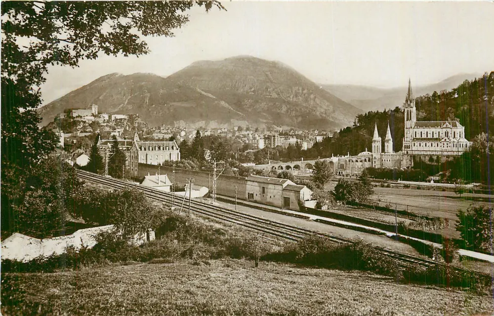 Lourdes — Vue générale, la basilique et le pic du Jer — LL - Recto