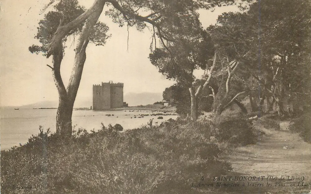 Saint-Honorat (Ilhas de Lérins) — A Vista do Velho Mosteiro entre os Pinheiros — LL - Frente