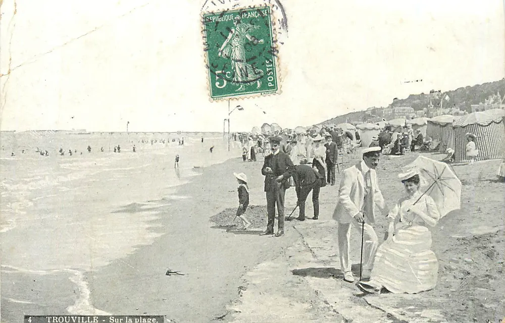 TROUVILLE - Sur la plage. — Scène de plage animée avec couple et enfant, éditeur G. P. L. n°4 - Frente