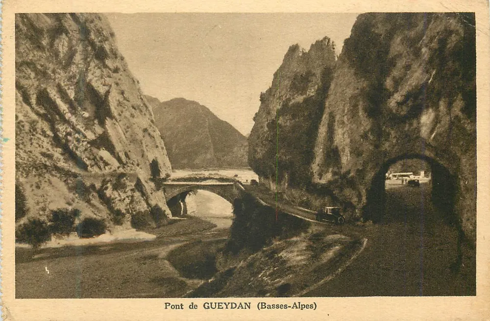 Ponte de Gueydan (Basses-Alpes) — vista do ponte e do túnel em um cânion — Cliché Olivier, reprodução proibida - Frente