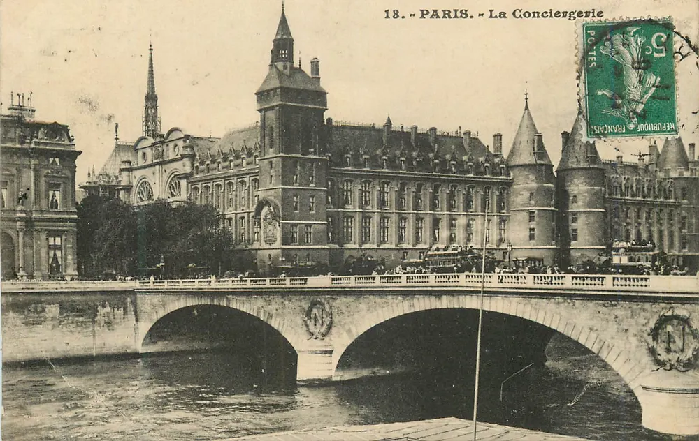 Paris — A Conciergerie — visão do ponte e do edifício histórico - Frente