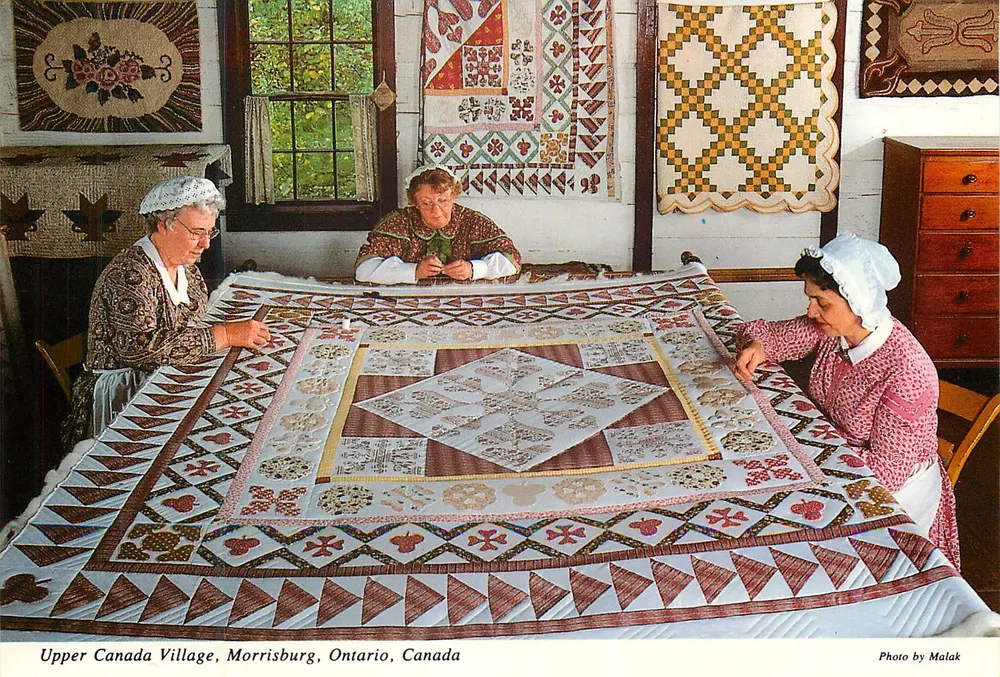 Tres mujeres cosiendo un quilt en Upper Canada Village — Morrisburg, Ontario — Foto de Malak - Anverso
