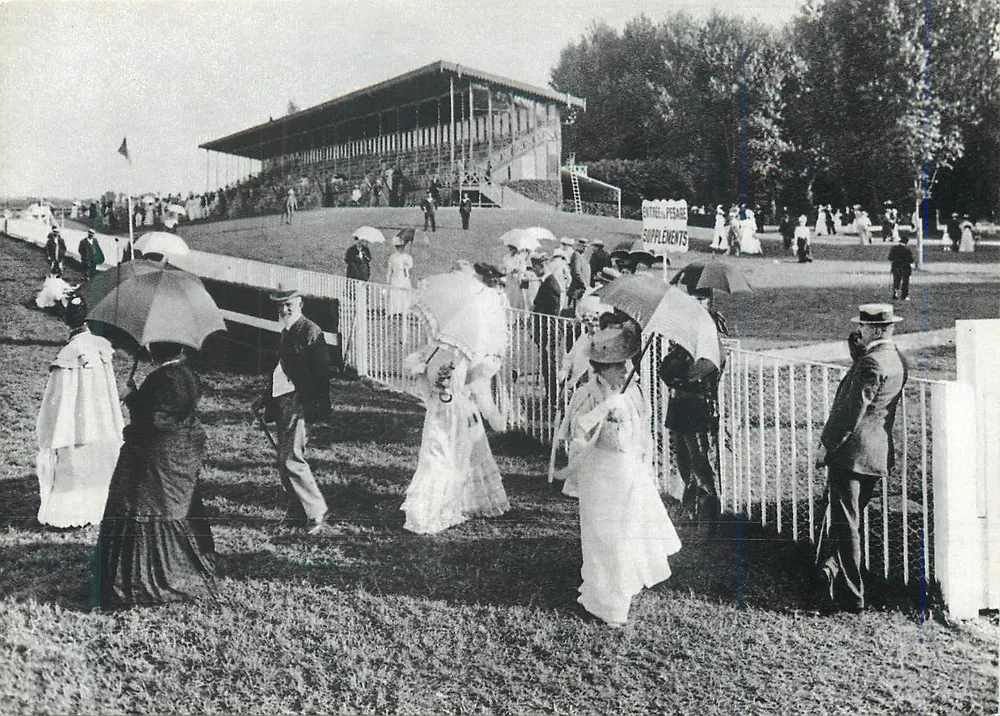 Dia de corridas no Hipódromo de Longchamp — Paris 1900 — Edições SEEBERGER - Frente