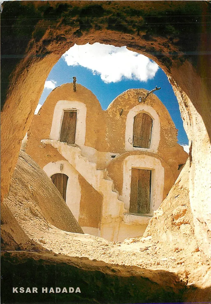 Ksar Hadada — vista através de um buraco natural — Edições Mirage - Frente