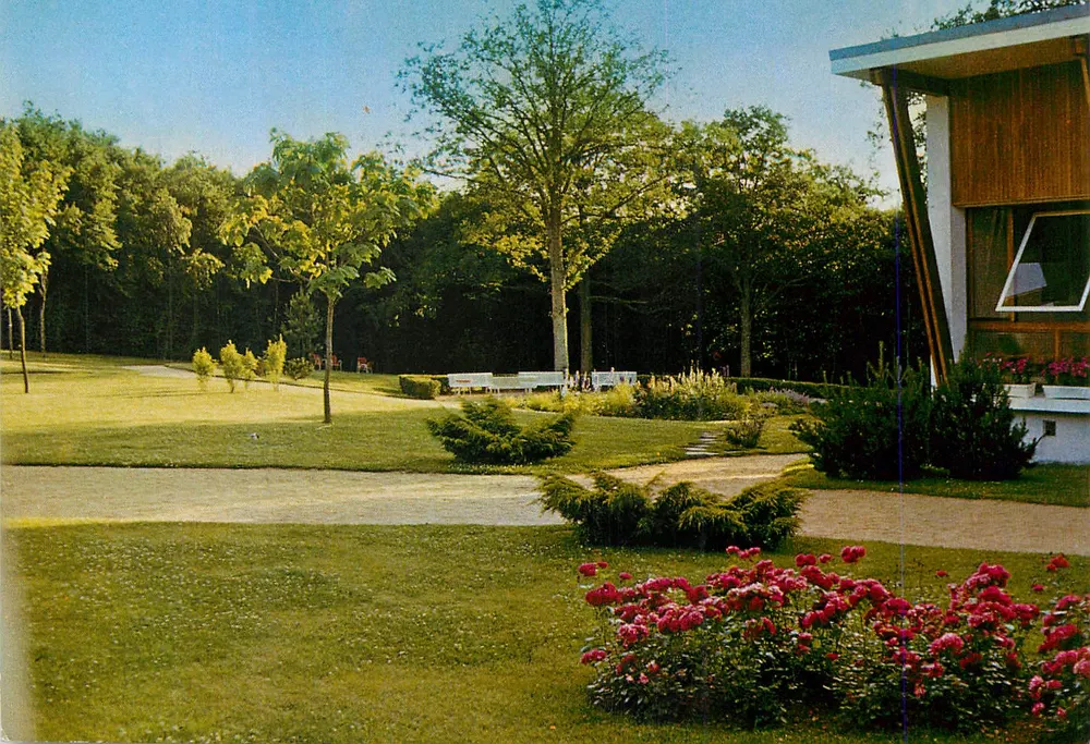 Garten und modernes Gebäude — Kardiologische Klinik 'La Maison Blanche' — Vernouillet-Dreux (28) - Vorderseite