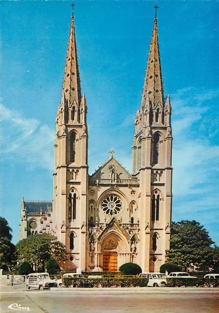 Nîmes (Gard) — A Igreja dos Carmelitas — Cing - Frente