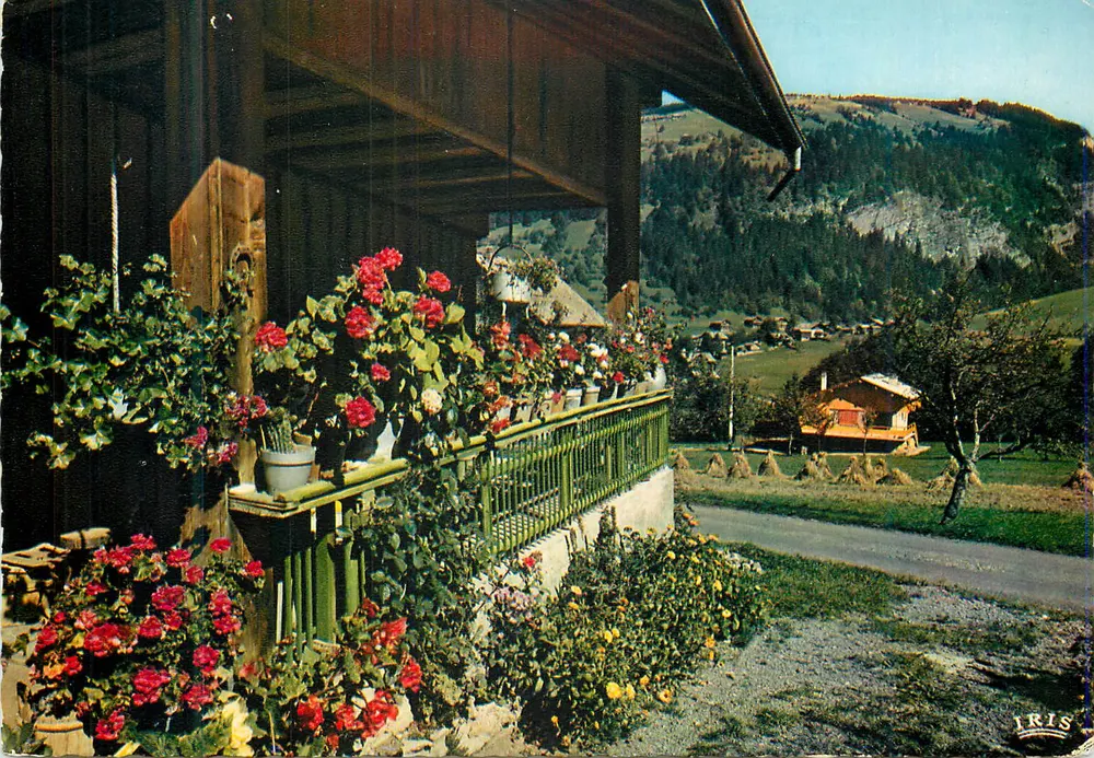 Vue de Thône — montanhas e casa com balcão florido — editor IRIS - Frente