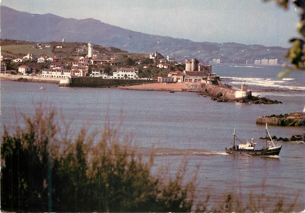Saint-Jean-de-Luz (64) — O forte de Socoa, barco de pesca saindo da enseada e as Pirineus no fundo — As Fotografias do Roulier - Frente