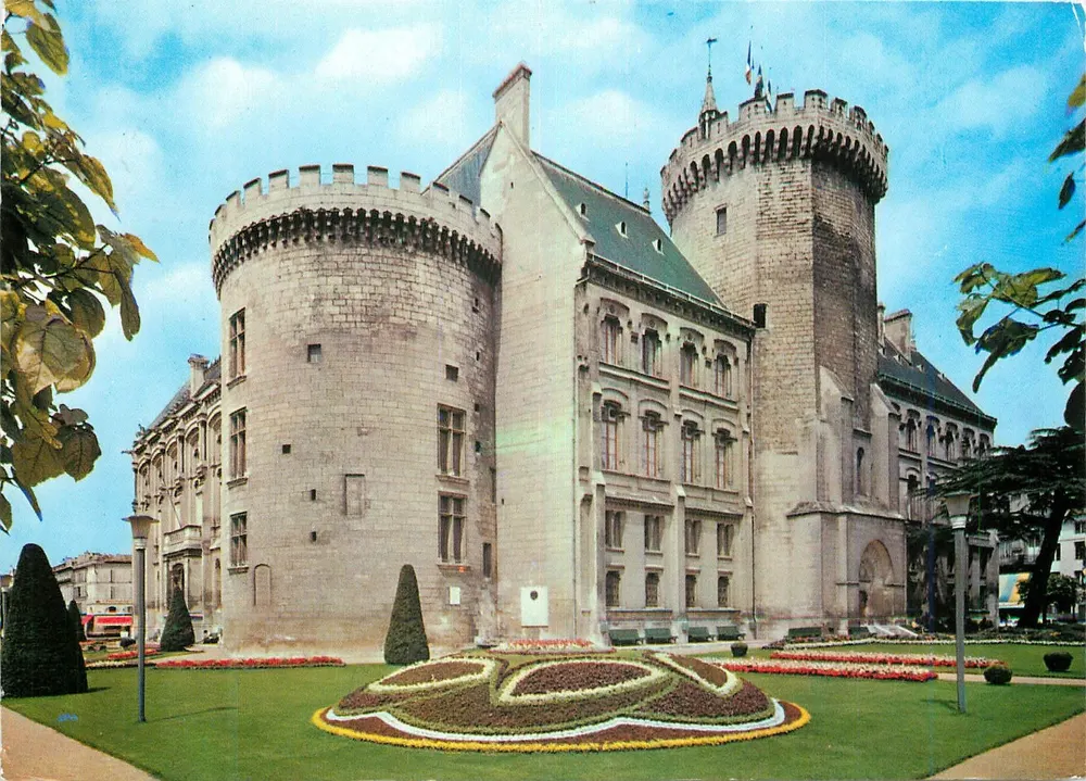 Hôtel de Ville de Angoulême — Castelos e Sítios dos Charentes — editor ARTAUD Frères, Nantes - Frente