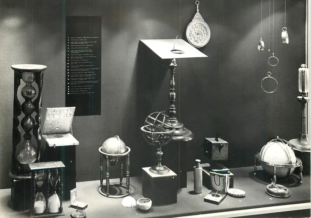 Musée d'Horlogerie – La Chaux-de-Fonds (Suisse) — Instruments horaires non-mécaniques et astronomiques. Photo J. Fröhlich - Recto