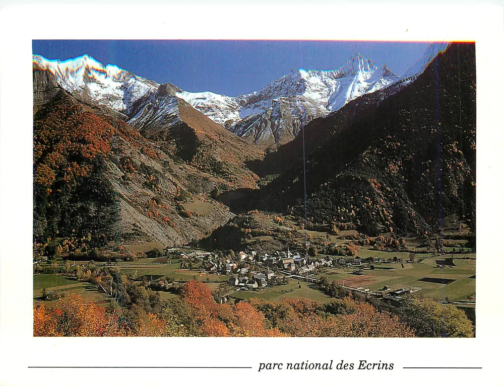 Parque Nacional dos Ecrins — vista de outono com aldeia na vales — Parque Nacional dos Ecrins - Frente