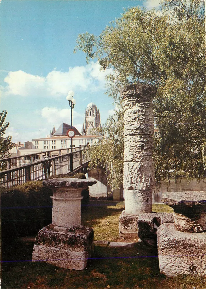Les colonnes romaines et la cathédrale Saint-Pierre — Saintes — Photo Michel MARCOU - Recto