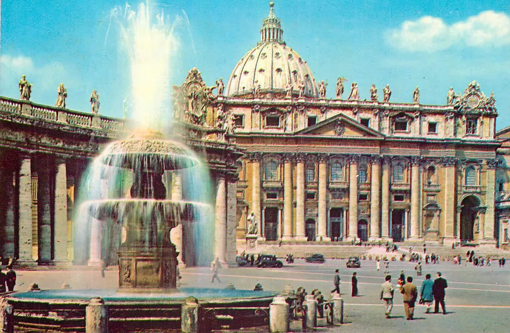 Praça São Pedro — vista da fonte e do domo do Vaticano — Suore Pie Discepoli, Roma - Frente