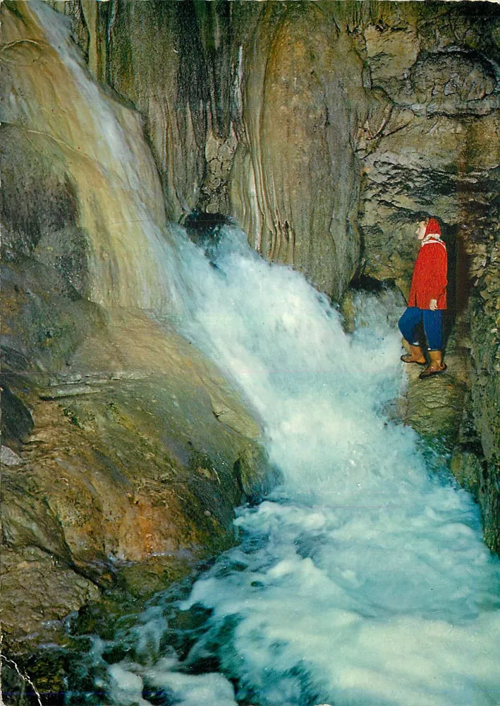Gouffre de Roumeysac — Fonte da Rio com forte caudal — Edições C. Tallefer - Frente