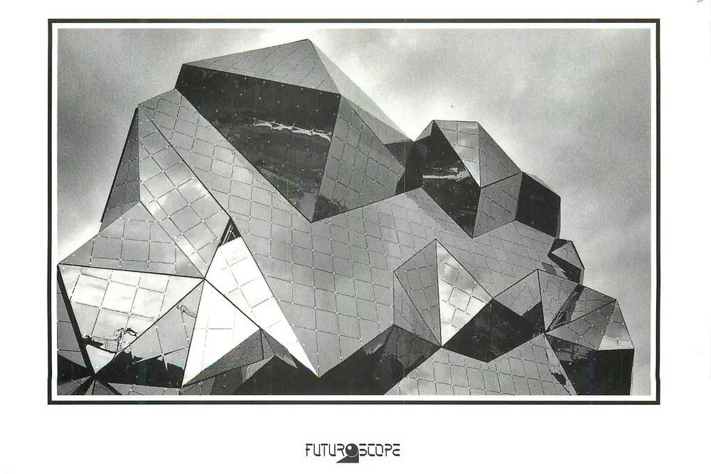 Futuroscope — edifício futurista em espelho — Minitel: 3615 Futuroscope, foto J M Rama - Frente