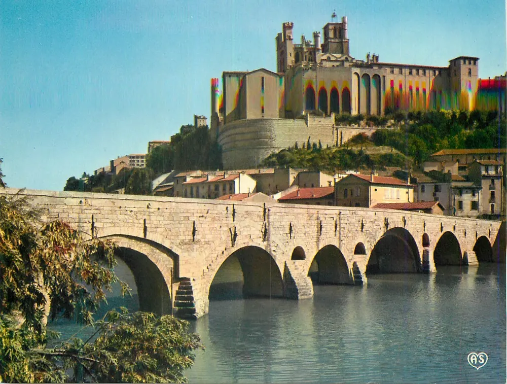 Beziers — Vue panoramique sur la cathédrale, St Nazaire dominant le pont et l'Orb — Société des Cartes Postales APA-POUX - Recto