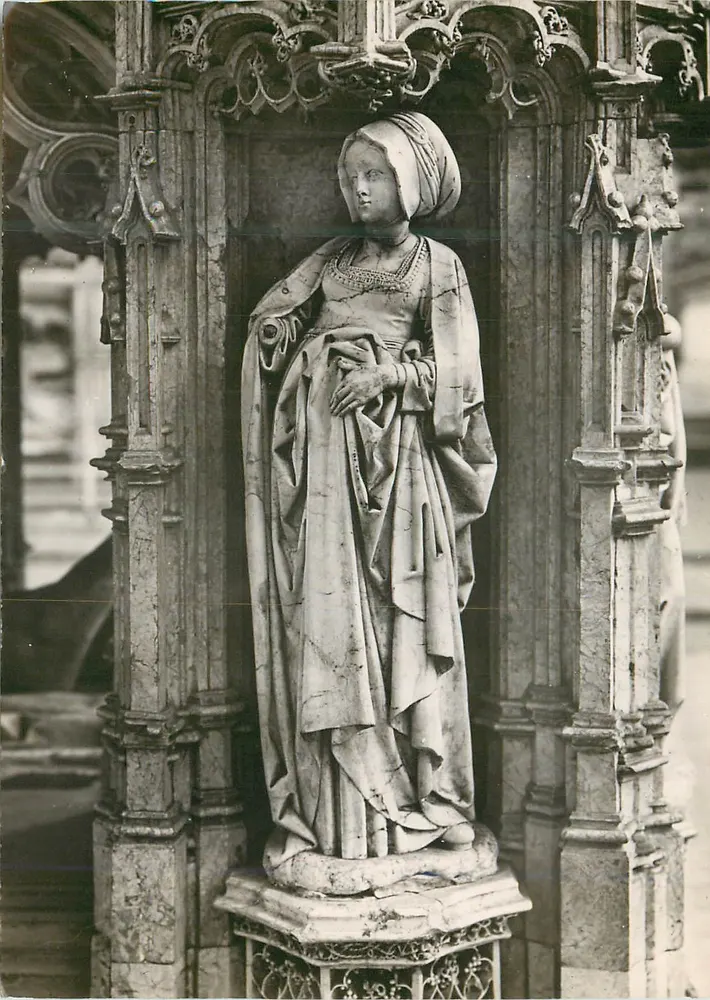 Statue d'une femme — église de Brou, début XVIe s. — Service Commercial Monuments Historiques, Paris - Recto