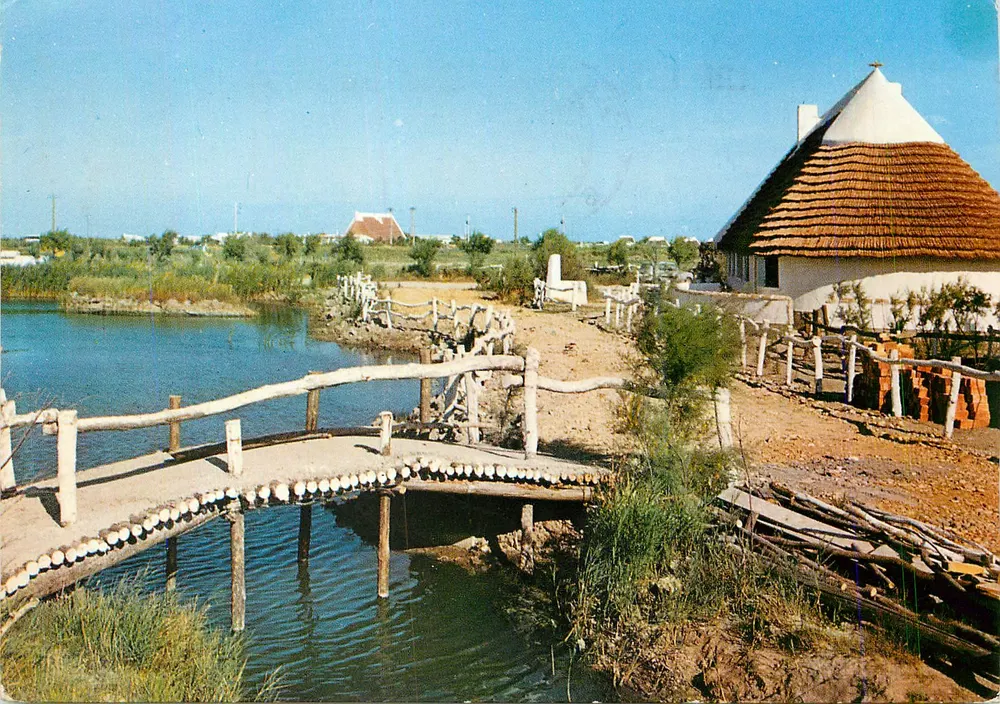 Camargue — Holzbrücke über eine Roubine — Carrefour Historique - Vorderseite