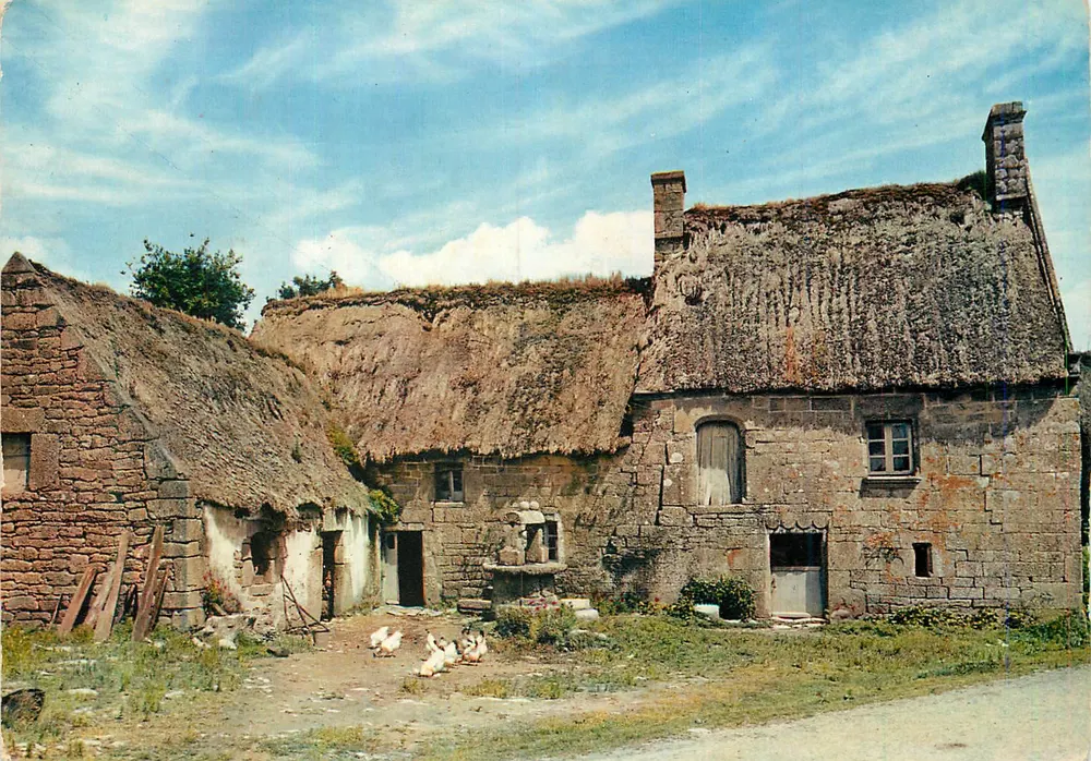 Chalés da Bretanha — Vista de aldeia com telhados de colmo — Editor: Les Éditions du Gabier, n°37 - Frente