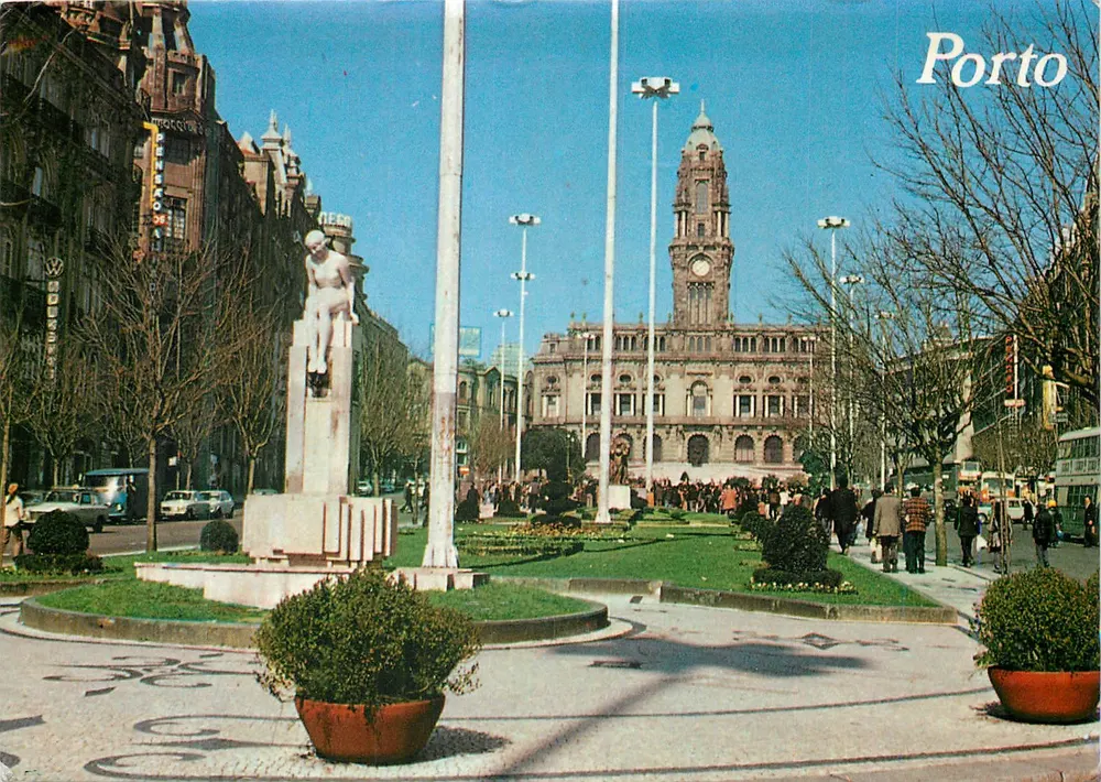 Place de la Rua de Aliados em Porto — vista do monumento e da prefeitura — editor Francisco Mas, Lda. - Frente