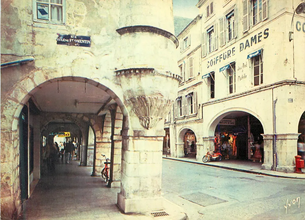 Rue Eugène Fromentin — Passage couvert avec arcade et boutique de coiffure — Éditions d'art Yvon - Recto