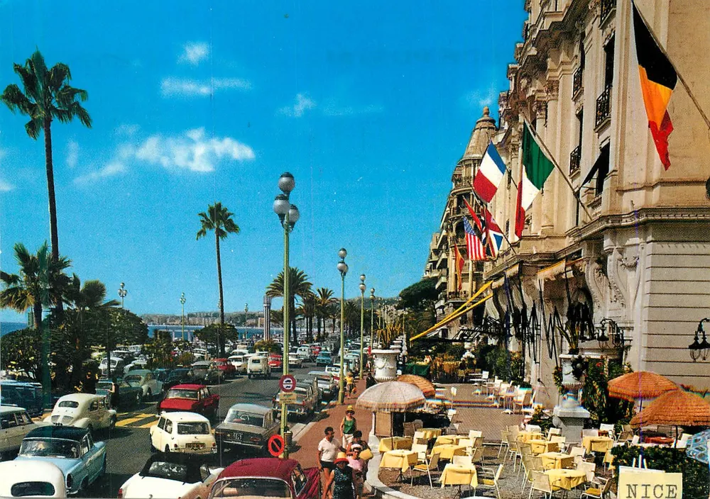 Nice - A Promenade dos Ingleses — vista da margem do mar com hotéis e carros da época — editor desconhecido, número de série não visível - Frente