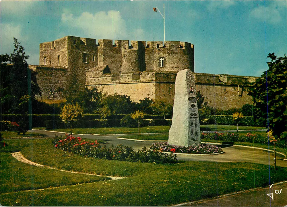 Brest (Finistère) — Schloss und Gedenkmonument des U-Bootes 'Narval' — Éditions d'Art JOS - Vorderseite