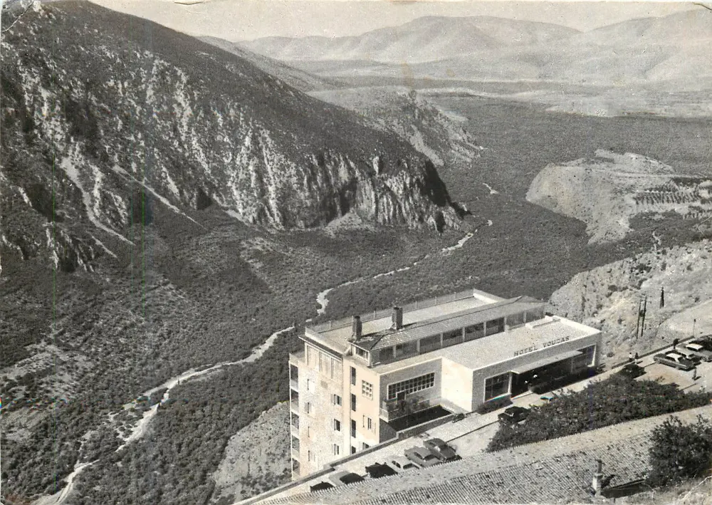 Hôtel Vouzas — vue aérienne du bâtiment en montagne — éditeur Vouzas Hotel - Front