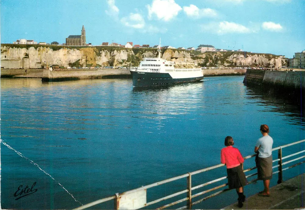Dieppe — Le "Valencay" sortant du port — Editions Estel - Recto