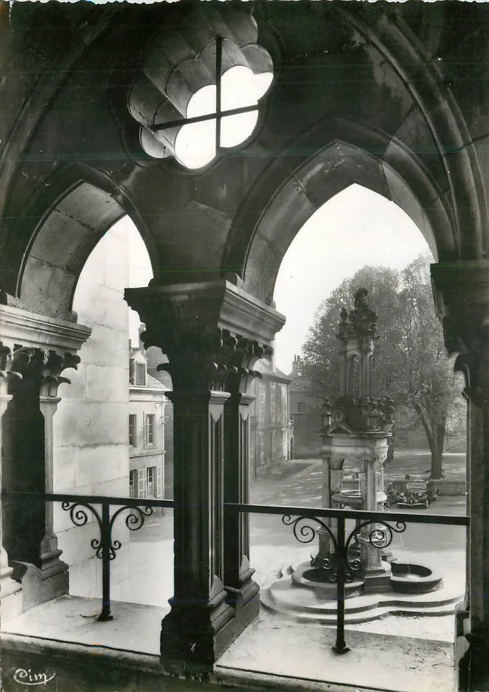 Autun (S.-et-L.) — La Fontaine Saint-Lazare — Combiér Imp. (S.-et-L.) - Recto