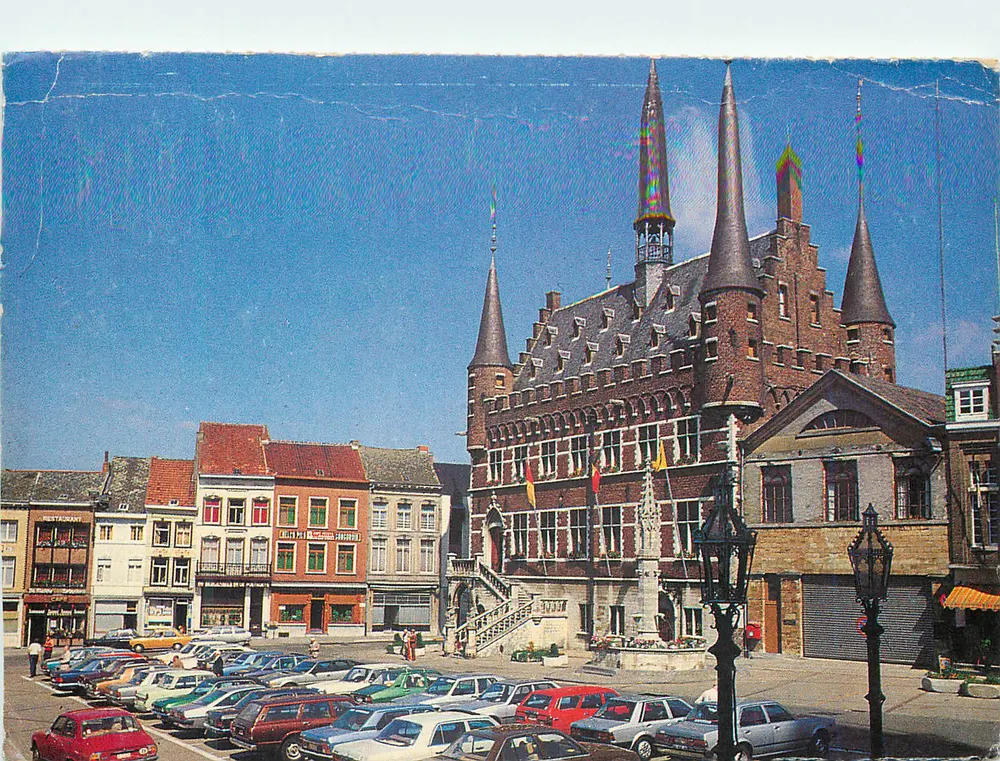 Geraardsbergen — Rathaus « De Marbol » mit gotischer Fontäne — Les Femmes Prévoyantes Socialistes - Vorderseite