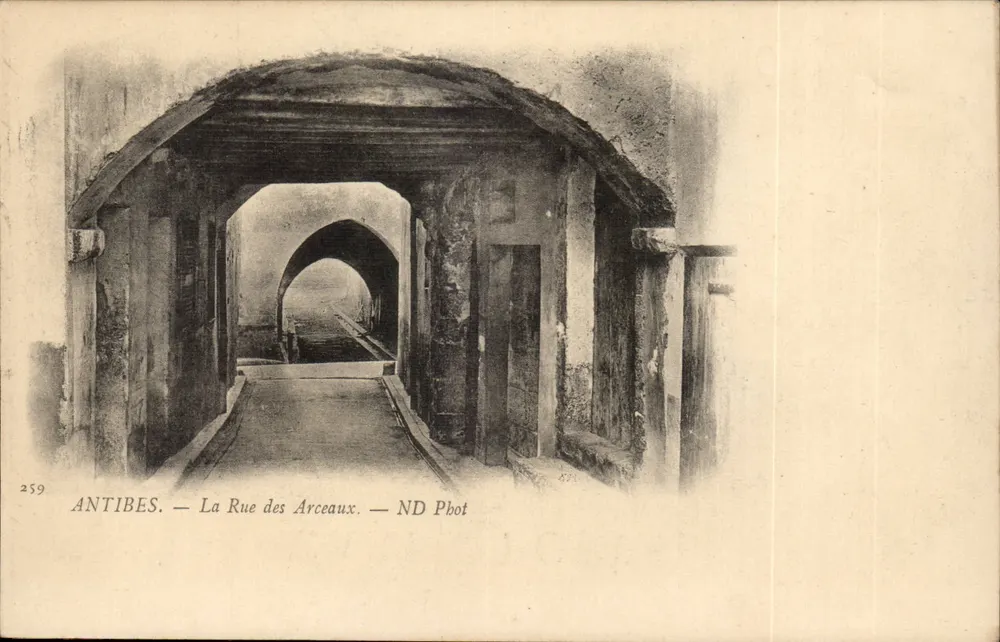 Antibes — La Rue des Arceaux — ND Phot - Frente