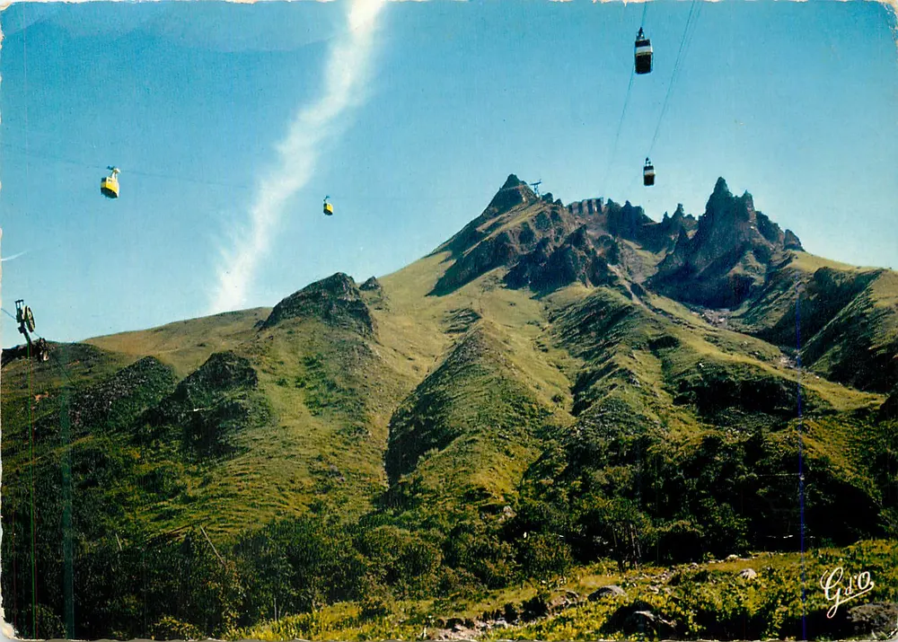 Massif du Mont-Dore - Sancy — Die Kabinen der beiden Seilbahnen kreuzen sich über den Gorges d'Enfer — Photo-Éditions G d'O - Vorderseite