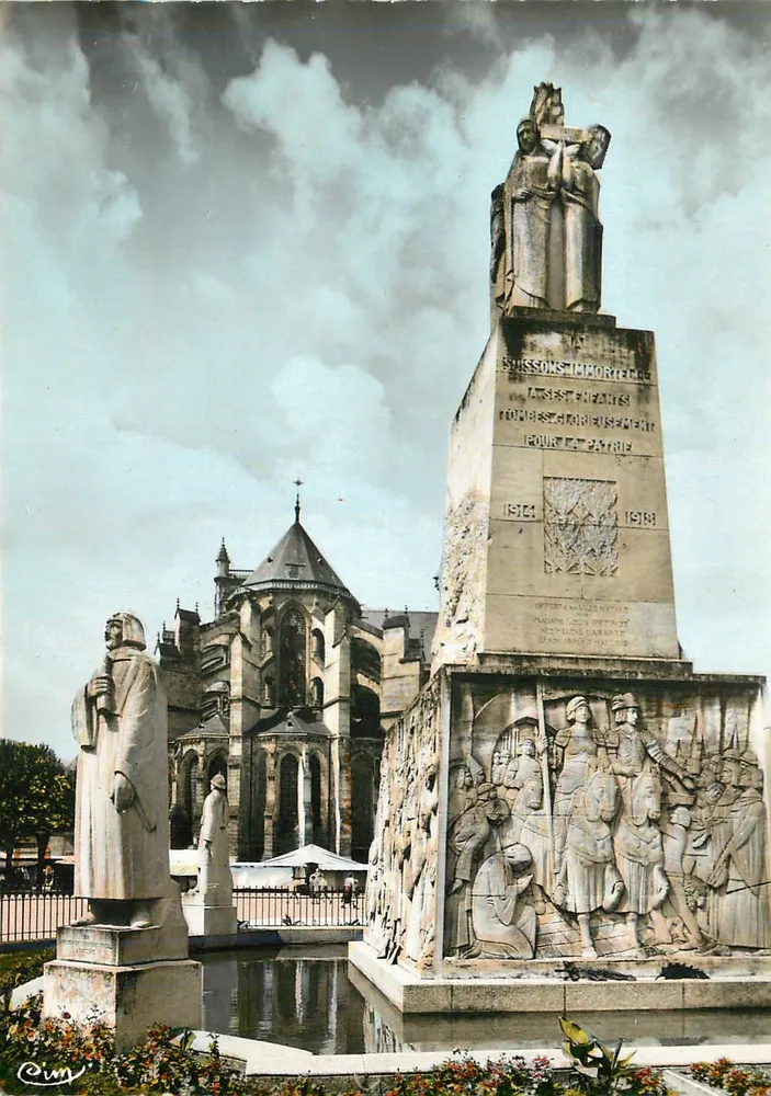 Soissons (Aisne) — Die Apse und der Kriegerdenkmal — Combier Imp. Macon - Vorderseite