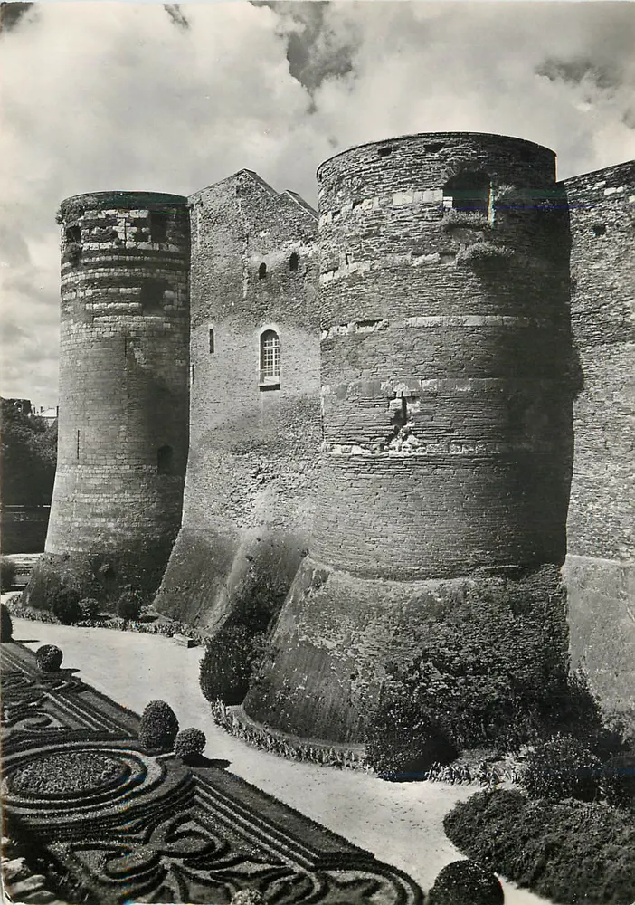 Angers (M.-et-L.) — Le Château (XIIIe siècle) — Tours vers le Sud — Service Commercial Monuments Historiques, Grand Palais, Avenue Alexandre-III, Paris - Recto