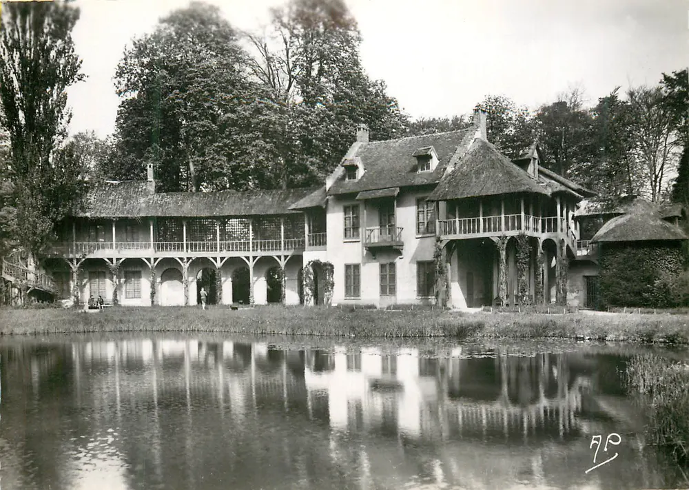 Versailles — Le Petit Trianon. La Maison de la Reine — Éd. d'Art A.P., 11 bis rue Bromure, Versailles - Recto
