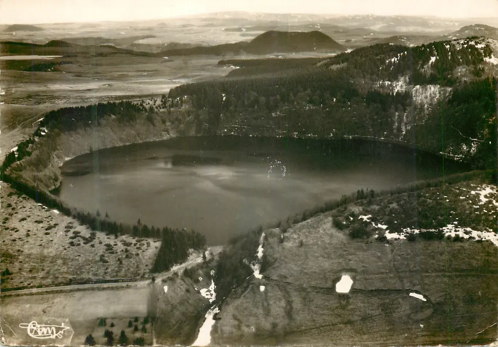 Lago Pavin (P.-de-D.) — Vista aérea — Fotografia de C. M. Y. — Edições Aéreas Combier - Frente