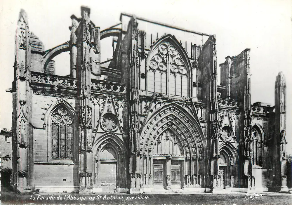 De Facade van de Abdij van Sint Antonius — 15e eeuw — ODDOLUX - Voorkant