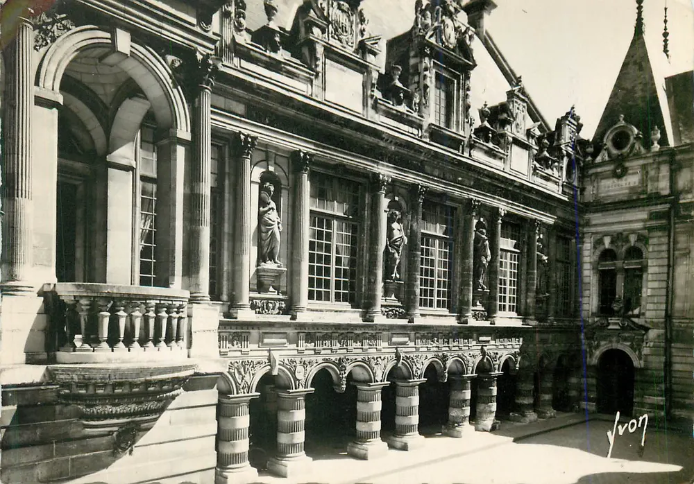 La Rochelle — Cour intérieure de l'hôtel de ville — Éditions d'Art YVON - Recto