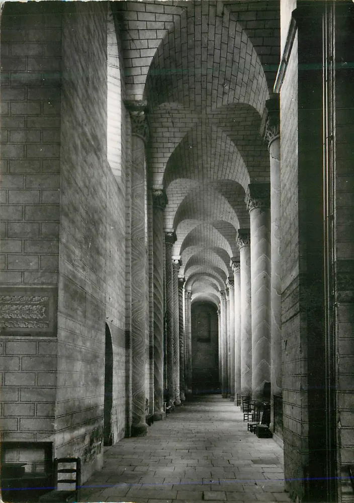 Saint-Savin-sur-Gartempe — Die Kirche ; Südseite (11. bis 12. Jahrhundert) — Service Commercial Monuments Historiques, Grand Palais, Paris - Vorderseite